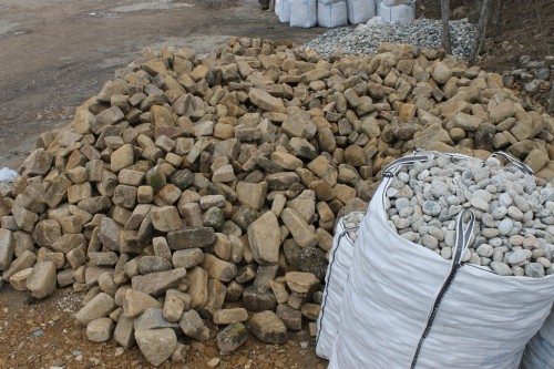 Песчаник для строительства и кладки блочный (фр 100-200 мм)  купить  в Санкт-Петербурге песчаник бежевый серый рыжий валун мелкий для строительства песчаник 6500 руб/т   фото 