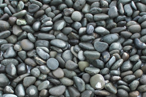  Галька речная окат (темно-серая) фр. 70-150 мм. купить   в Санкт-Петербурге галька речная темно-серая, синяя, серая речная галька округлая  5000 руб/т   фото 