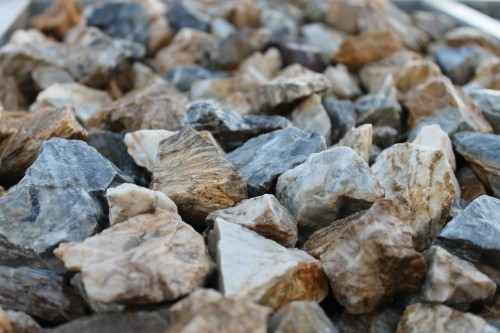  Мраморная крошка (щебень крошка медовый) фр. 20-40 мм.  купить  в Санкт-Петербурге мрамор бежевый рыжий желтый ландшафтная мраморная крошка 9900 руб/т   фото 