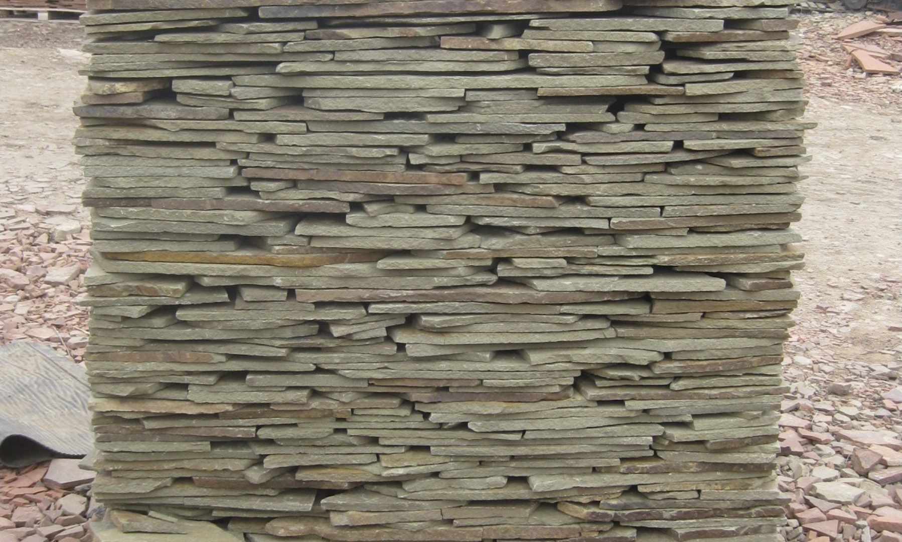 Песчаник пластушка серо-зеленый (1,5 см)  купить  в Санкт-Петербурге плитняк - пластушка серо-зеленый, серый, зеленый пластушка рваная ландшафтная колотая 7 500 руб/м3   фото 