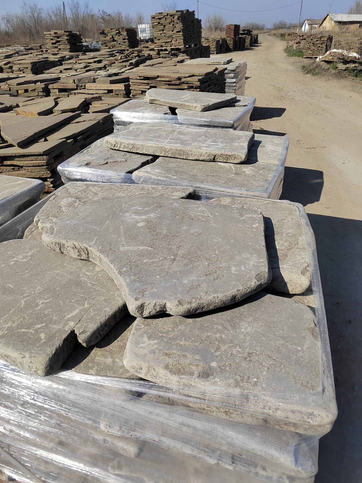 Песчаник пластушка галтованная светло-серая (3,0 см)  купить  в Санкт-Петербурге песчаник светло-серый, серый ландшафтный камень рваный колотый 12 000 руб/м3   фото 