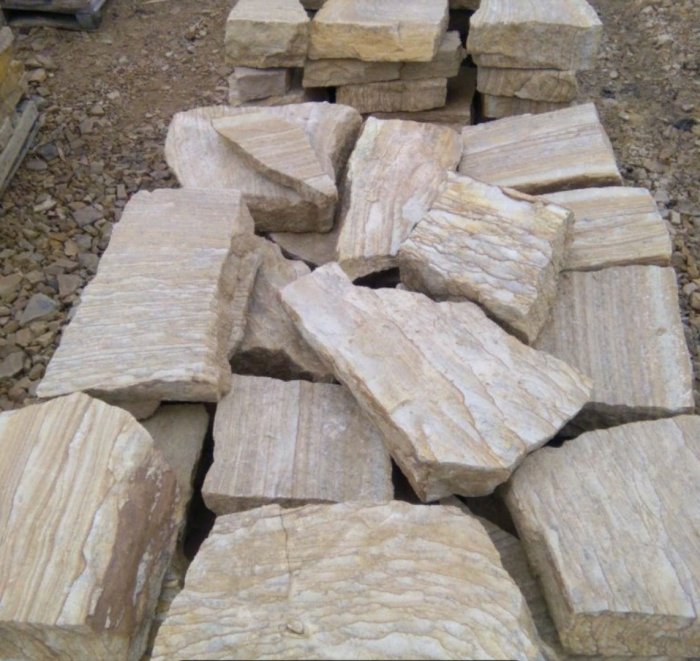  Песчаник пластушка желтый с рисунком (7-15 см)  купить  в Санкт-Петербурге плитняк - пластушка - бут желтый песчаник 8 000 руб/м3   фото 