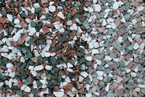  Мраморная крошка (щебень крошка микс: белый-зеленый-розовый) фр. 10-20 мм.  купить  в Санкт-Петербурге мрамор белый, зеленый, розовый декоративный ландшафтный колотый щебень 9500 руб/т   фото 