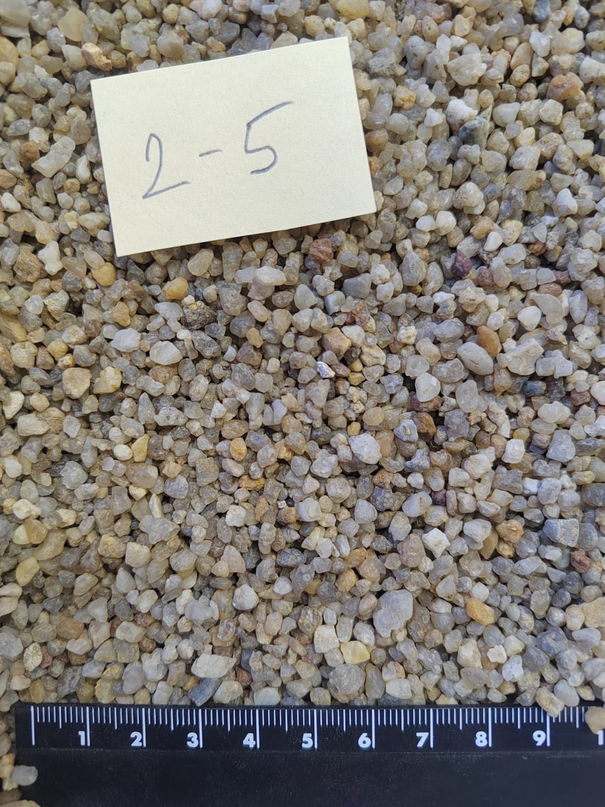 Кварцевый песок для площадок фр. 2-5 мм.  купить в Санкт-Петербурге фото 