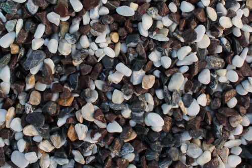  Мраморная крошка (щебень крошка микс : белый-черный-розовый) фр. 5-10 мм.  купить  в Санкт-Петербурге мрамор белый, черный, розовый, разноцветный микс декоративная мраморная каменная крошка 9500 руб/т   фото 
