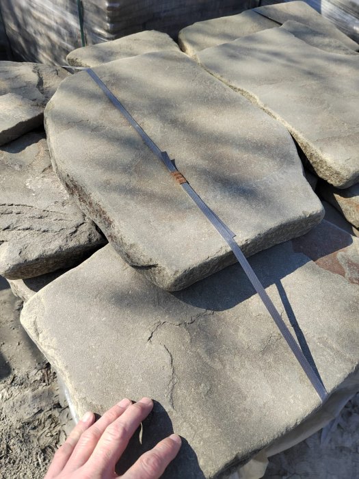  Песчаник пластушка светло-серый (4,0 - 6,0 см)  купить  в Санкт-Петербурге плитняк - пластушка светло-серый песчаник 7 500 руб/м3   фото 