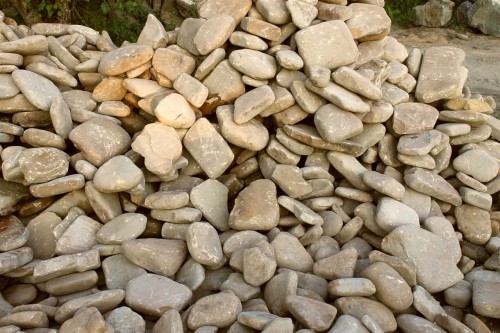 Песчаник для мощения дорожек, площадок, парковок ( фр 5-10 см)  купить  в Санкт-Петербурге песчаник  серый желтый коричневый рыжий песчаник оголтованный окатанный 6500 руб/т   фото 