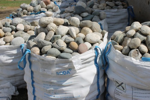  Речной валун (Ассорти) фр.100-300 мм.  купить в Санкт-Петербурге галечник серый, темно-серый, светло-серый речная галька крупных размеров 4200 руб/т   фото 