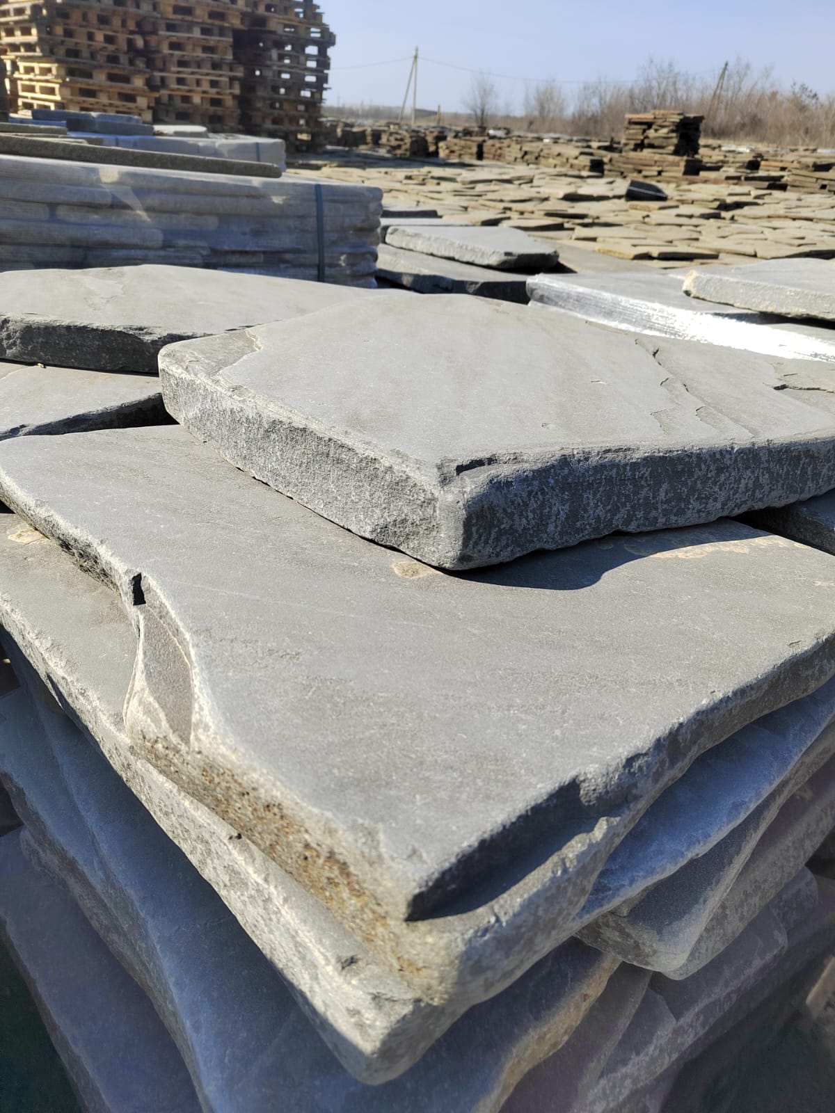 Песчаник пластушка галтованная светло-серая (3,0 см)  купить  в Санкт-Петербурге песчаник светло-серый, серый ландшафтный камень рваный колотый 12 000 руб/м3   фото 