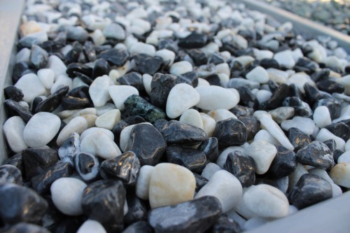  Галька Далматин мраморная (щебень галтованный микс:белый-черный) фр.10-20 мм.  купить  в Санкт-Петербурге мрамор белый, черный окатанные округлые декоративные ландшафтные камни щебня 14500 руб/т   фото 