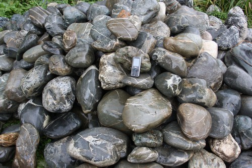  Валунчик Паутинник фр.100-300 мм  купить в Санкт-Петербурге крупный природный камень галечник темно-серый с прожилками белый черный речной валунчик 5000 руб/т   фото 
