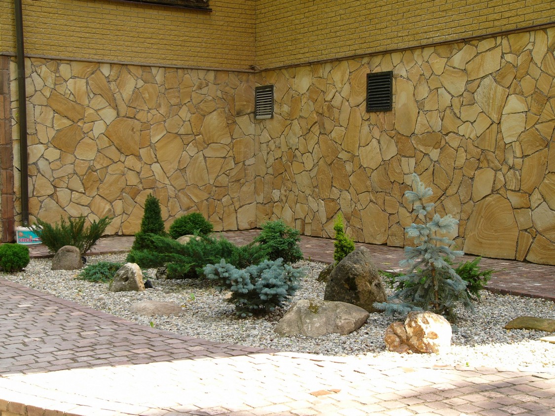 Песчаник пластушка желтый с разводом под дерево (2 см)  купить  в Санкт-Петербурге плитняк желтый с разводами, желтый, рыжий, серый песчаник пластушка рваная ландшафтная 11 000 руб/м3   фото 