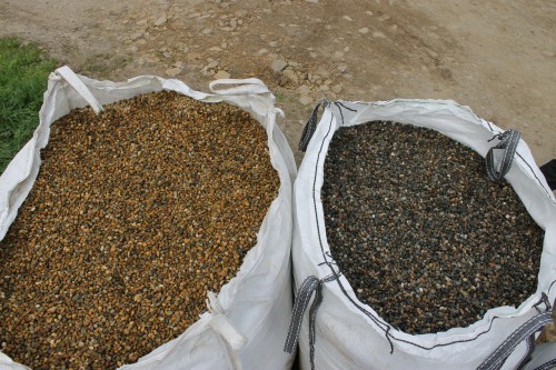  Галька окат (серо-желтая) фр.10-20 мм. купить   в Санкт-Петербурге галька серо-желтая, рыжая, серый речная окатанная округлая галька 4000 руб/т   фото 