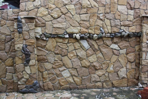 Песчаник колотый для облицовки (фр. 2-3 см)  купить  в Санкт-Петербурге песчаник бежевый серый рыжий песчаник строительный 5000 руб/т   фото 