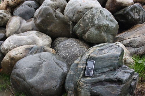  Речной валун Кабанчик фр.300-500 мм.  купить в Санкт-Петербурге крупный природный камень галька серый, темно-серый речной валун галечник масштабный 7000 руб/т   фото 