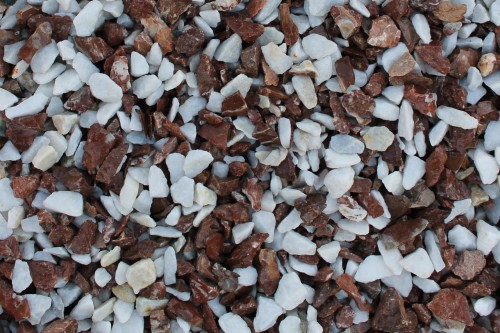  Мраморная крошка (щебень крошка микс : белый-черный-розовый) фр. 20-40 мм.  купить  в Санкт-Петербурге мрамор белый, черный, розовый декоративная ландшафтная крошка 9500 руб/т   фото 