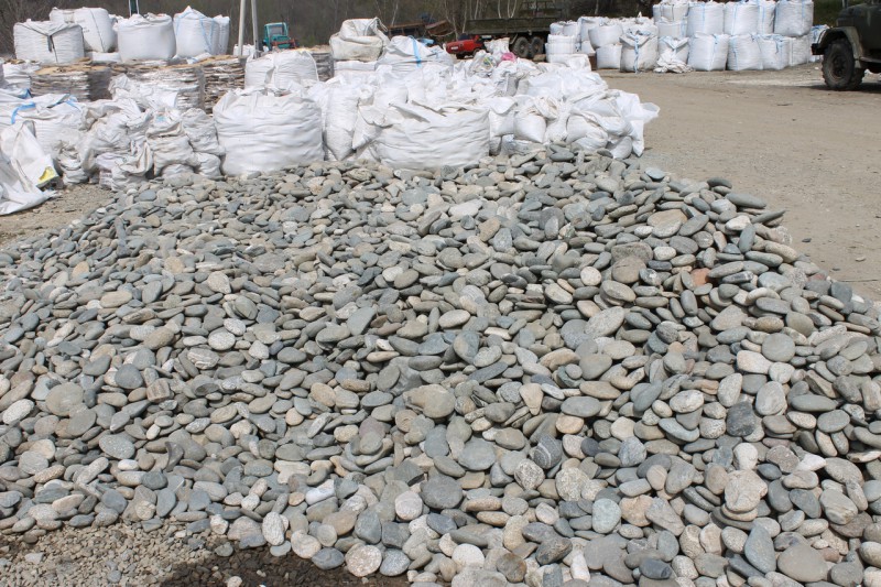 Kamenclub.ru: Галька речная плоская (серо-белая) фр. 70-120 мм. купить   в  Санкт-Петербургегалька галечник речной серый, белый окатанная плоская  природная галька 7000 руб/т   фото КАМЕНЬ КЛУБ