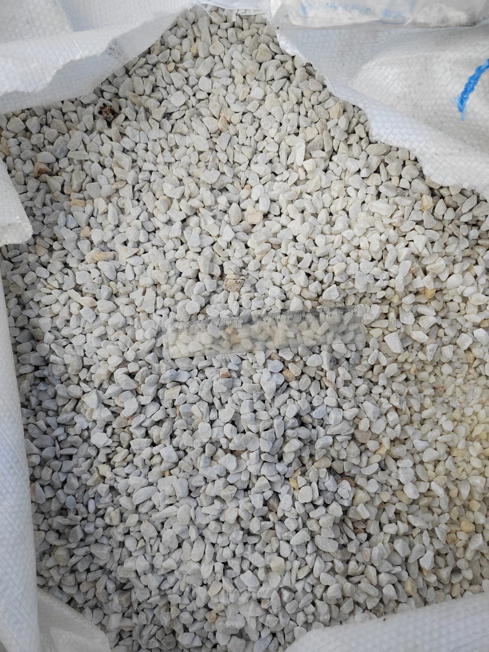  Мраморная крошка, щебень, цвет-белый, фр. 5-10 мм.  купить  в Санкт-Петербурге мрамор белый, айвори, молочный мраморная каменная крошка ландшафтная 9500 руб/т   фото 