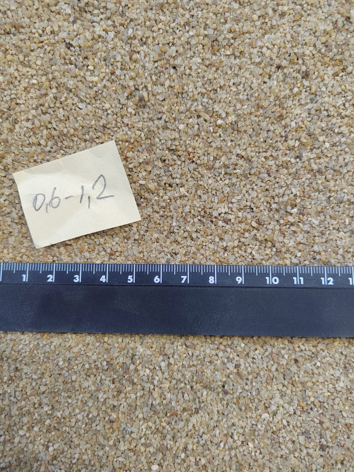 Кварцевый песок для площадок фр. 0,6-1,2 мм.  купить в Санкт-Петербурге фото 