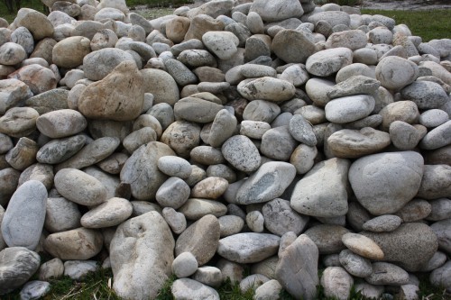  Бело-серый валунчик фр.100-300 мм.  купить в Санкт-Петербурге крупный камень для ландшафта серый, белый бело-серый валун крупная галька 4500 руб/т   фото 