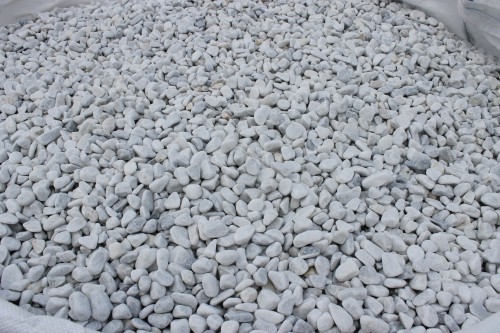  Белая мраморная галька (щебень галтованный белый) фр.10-20 мм.  купить  в Санкт-Петербурге мрамор белый, молочный, айвори окатанный округлый декоративный ландшафтный щебень 14500 руб/т   фото 
