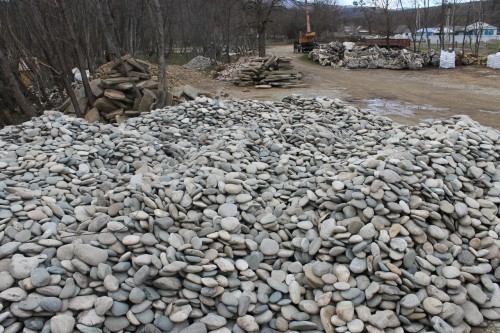 Kamenclub.ru: Галька речная плоская (ассорти) фр. 100-200-300 мм купить   в  Санкт-Петербургегалька галечник природный серый, белый темно-серый синий рыжий светло-серый природная галька плоская крупная 5500 руб/т   фото КАМЕНЬ КЛУБ
