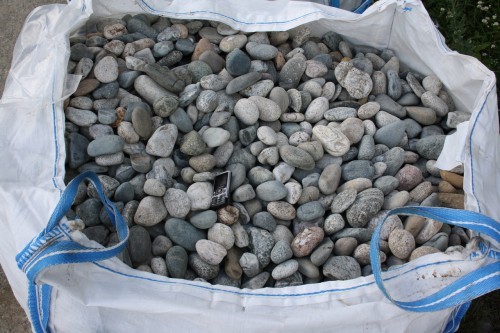  Галька речная окат (ассорти) фр. 50-100 мм. купить   в Санкт-Петербурге галька природная округлая серая белая черная серая коричневая синяя галька речная окатанная округлая 5000 руб/т   фото 