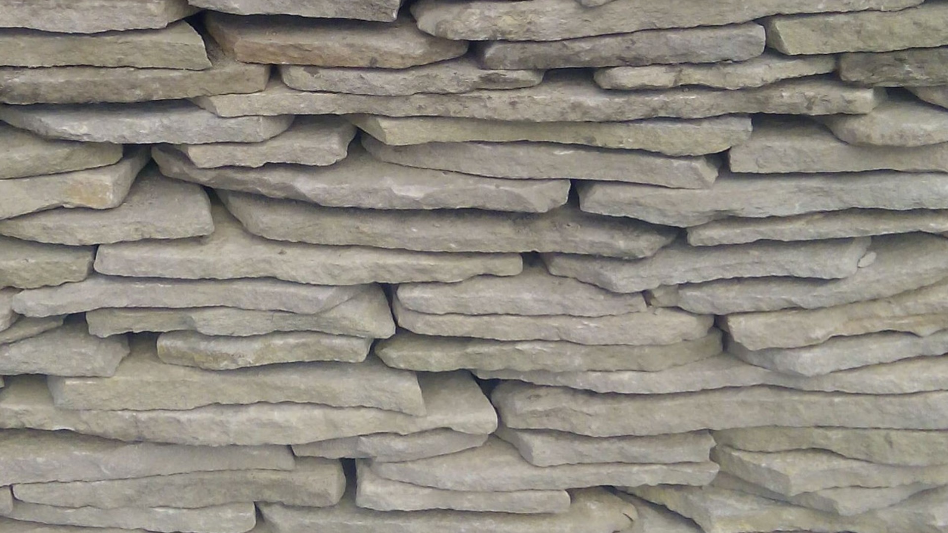 Песчаник пластушка светло-серый (2,0 см)  купить  в Санкт-Петербурге плитняк- ластушка светло-серый, серый рваный ландшафтный плитняк колотый 7 500 руб/м3   фото 