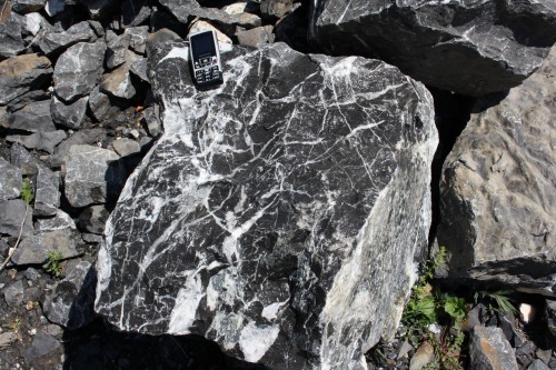  Черный мрамор скальник фр. 1000-1500 мм.  купить в Санкт-Петербурге мрамор черный белый серый крупный колотый валун ландшафтный 9000 руб/т   фото 