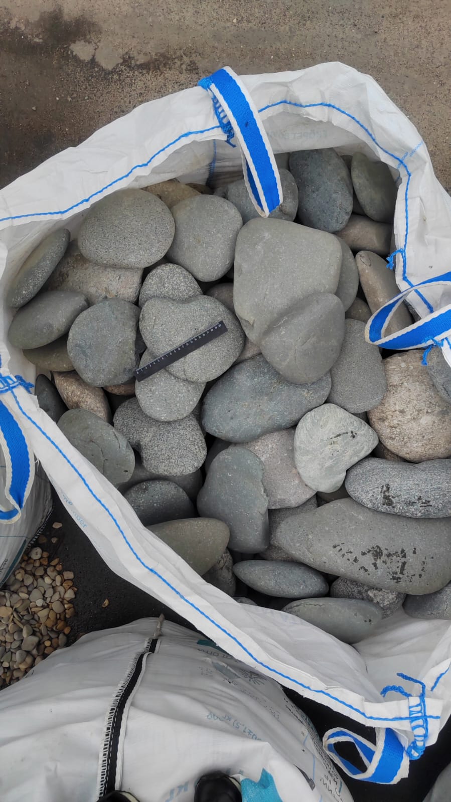 Kamenclub.ru: Галька речная плоская (темно-серая) фр. 70-150 мм. купить   в  Санкт-Петербургегалечник природный темно-серый серый синий речная плоская природная окатанная  7000 руб/т   фото КАМЕНЬ КЛУБ