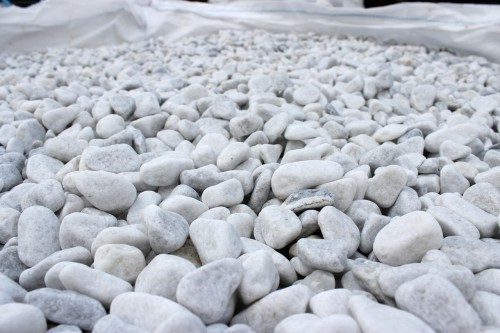  Белая мраморная галька (щебень галтованный белый) фр.10-20 мм.  купить  в Санкт-Петербурге мрамор белый, молочный, айвори окатанный округлый декоративный ландшафтный щебень 14500 руб/т   фото 