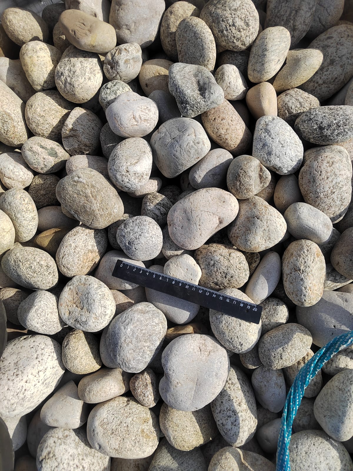  Галька речная окат (серо-белая) фр. 70-120 мм купить   в Санкт-Петербурге галька галечник бело-серая, серо-белая, серая, белая речная природная галька  5500 руб/т   фото 