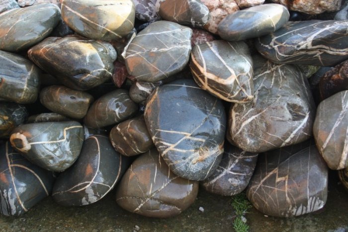 Валунчик Паутинник фр.100-300 мм  купить в Санкт-Петербурге крупный природный камень галечник темно-серый с прожилками белый черный речной валунчик 5000 руб/т   фото 