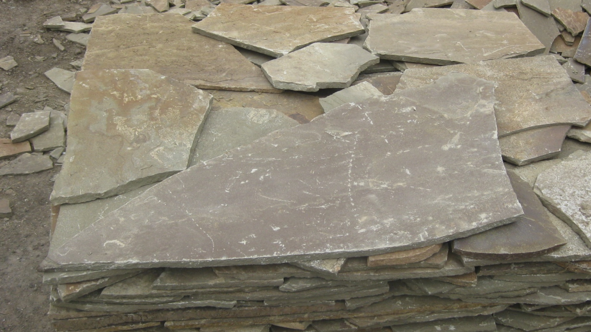 Песчаник пластушка серо-зеленый (1,5 см)  купить  в Санкт-Петербурге плитняк - пластушка серо-зеленый, серый, зеленый пластушка рваная ландшафтная колотая 7 500 руб/м3   фото 