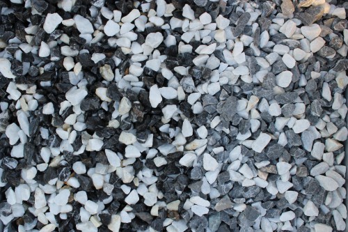  Мраморная крошка (щебень крошка микс : черный-белый) фр. 10-20 мм.  купить  в Санкт-Петербурге мрамор белый, черный каменная декоративная крошка ландшафтная 9500 руб/т   фото 