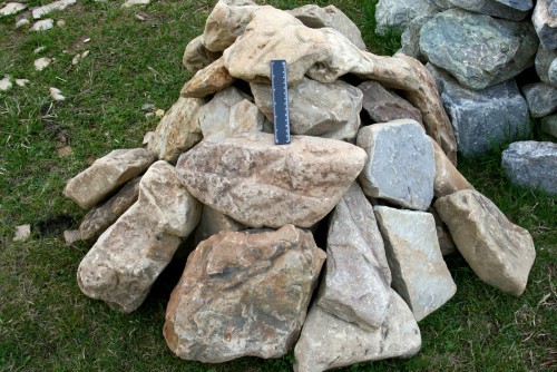 Песчаник декоративный ландшафтный (фр. 300-500 мм)  купить  в Санкт-Петербурге песчаник желтый рыжий серый зеленый валун речной окатанный природный песчаника 4 500 руб/т   фото 