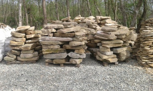 Песчаник плиты - плахи - пошаговые дорожки (фр. 70-150 мм)  купить  в Санкт-Петербурге песчаник серый бежевый желтый зеленый колотый песчаник строительный 6500 руб/т   фото 