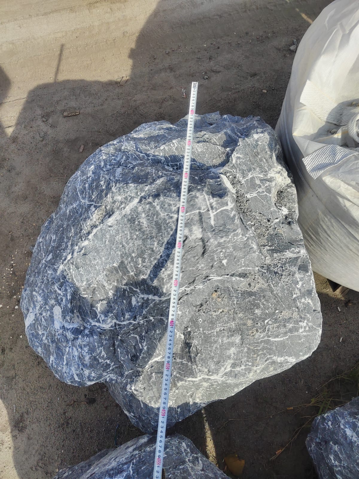  Черный мрамор скальник фр. 1000-1500 мм.  купить в Санкт-Петербурге мрамор черный белый серый крупный колотый валун ландшафтный 9000 руб/т   фото 