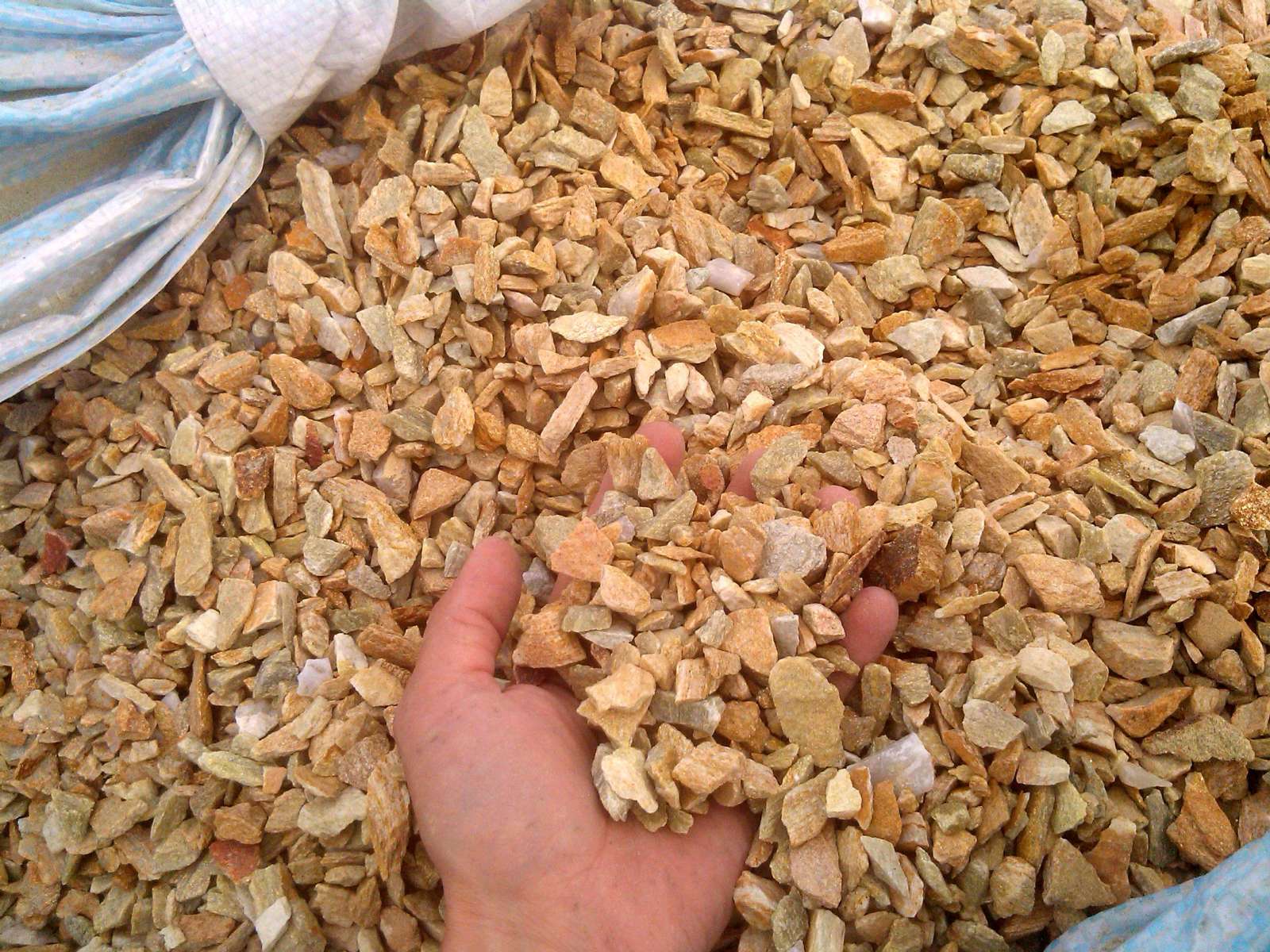  Щебень крошка желтый (ЗЛАТОЛИТ) фр. 20-40 мм.  купить  в Санкт-Петербурге златолит бежевый, золотистый, желтый декоративная каменная крошка 8 000 руб/т   фото 