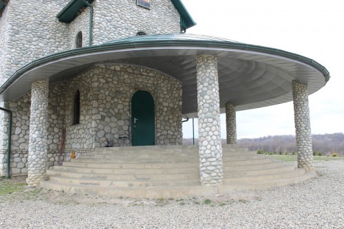 Kamenclub.ru: Галька речная плоская (бело-серая) фр. 100-200-300 мм. купить   в  Санкт-Петербургегалька речная плоская серый, белый, бело-серый, серо-белый речная галька плоская  6000 руб/т   фото КАМЕНЬ КЛУБ