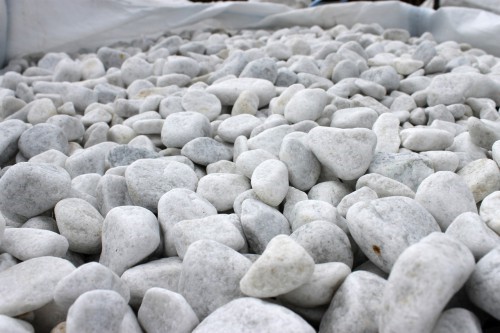  Галька белая мраморная (щебень галтованный белый), фр.20-40 мм.  купить  в Санкт-Петербурге мрамор белый бежевый молочный мраморный щебень декоративный 14500 руб/т   фото 