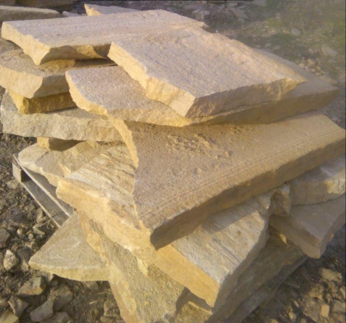Форматный камень (плаха) пошаговая дорожка от 70-150 см (4 -12 см)  купить  в Санкт-Петербурге плитняк  форматный плаха желтый песчаник 9 000 руб/т   фото 