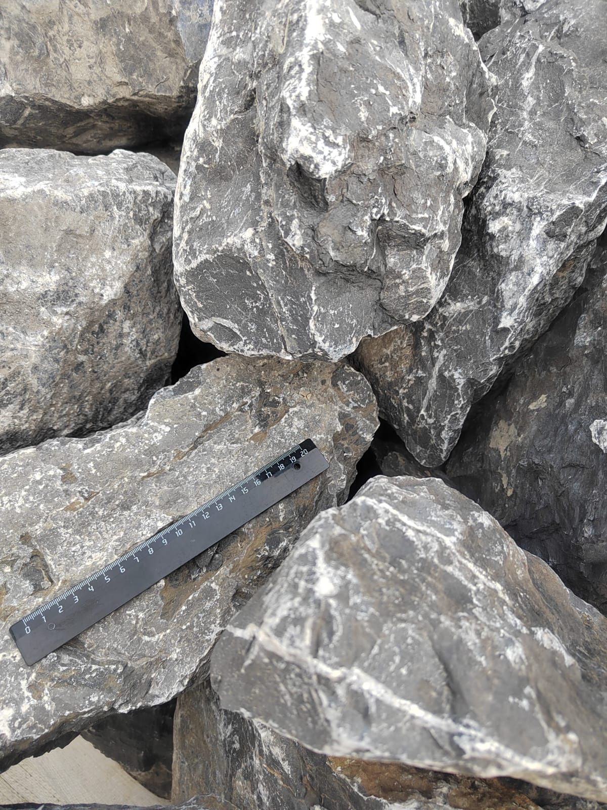  Черный мрамор скальник фр. 100-500 мм.  купить в Санкт-Петербурге мрамор черный белый серый крупный колотый валун ландшафтный 9000 руб/т   фото 