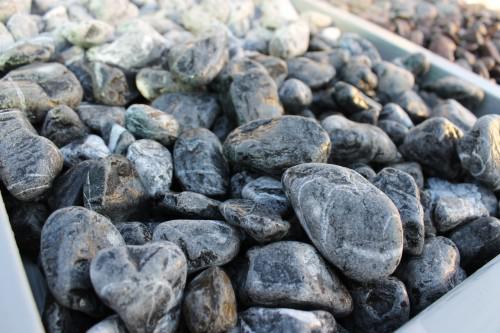  Черная галька (щебень галтованный черный мрамор) фр.20-40 мм.  купить  в Санкт-Петербурге мрамор черный с белыми прожилками мрамор окатанный округлый 13500 руб/т   фото 
