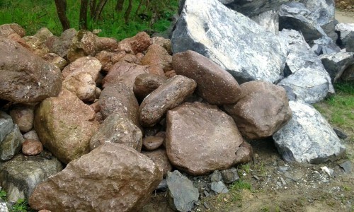  Конгломераты фр. 300-1000 мм.  купить в Санкт-Петербурге кварц мрамор диабаз коричневый, серый зеленоватый речной валун крупный 6500 руб/т   фото 