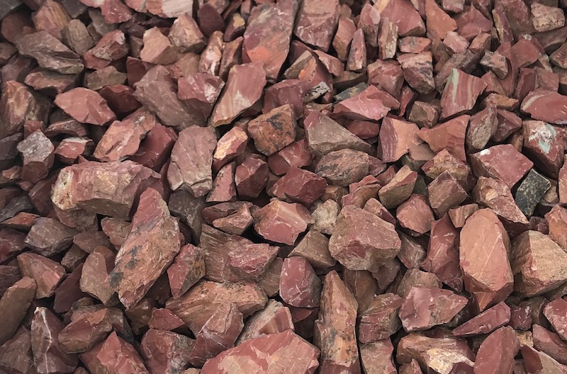  Щебень крошка красный (ЯШМА) фр. 20-40 мм.  купить  в Санкт-Петербурге яшма красный, бордовый декоративный ландшафтный щебень 6 600 руб/т   фото 