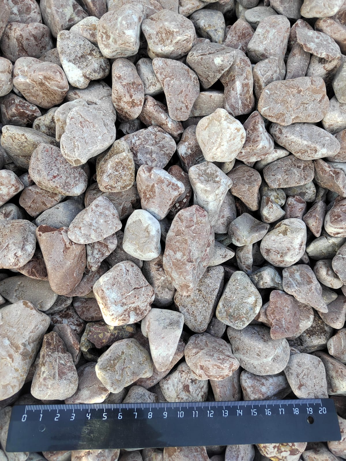  Розовая галька (щебень галтованный розовый) фр.20-40 мм.  купить  в Санкт-Петербурге мрамор розовый, красный оголтованный округлый щебень  13500 руб/т   фото 