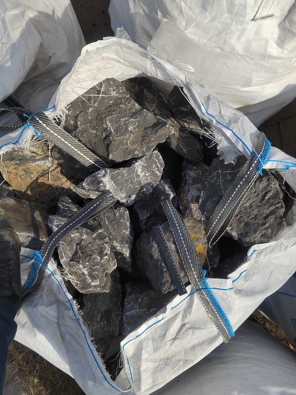  Черный мрамор скальник фр. 100-500 мм.  купить в Санкт-Петербурге мрамор черный белый серый крупный колотый валун ландшафтный 9000 руб/т   фото 