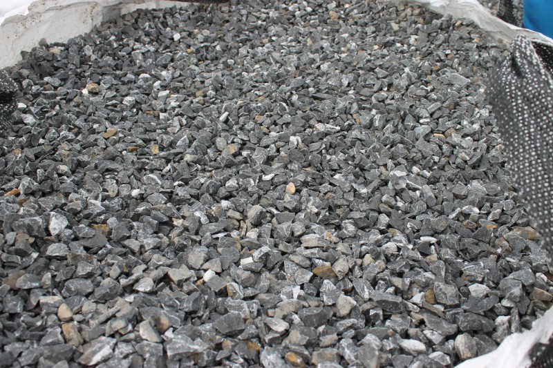  Щебень крошка черный (мрамор) фр. 20-40 мм.  купить  в Санкт-Петербурге мрамор черный с белыми прожилками мраморная каменная крошка 9000 руб/т   фото 