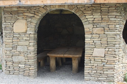  Песчаник для строительства и кладки блочный (фр 100-200 мм)  купить  в Санкт-Петербурге песчаник бежевый серый рыжий валун мелкий для строительства песчаник 6500 руб/т   фото 